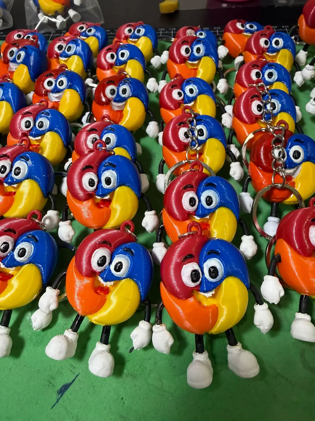 Lote de chaveiros coloridos personalizados produzidos em impressão 3D