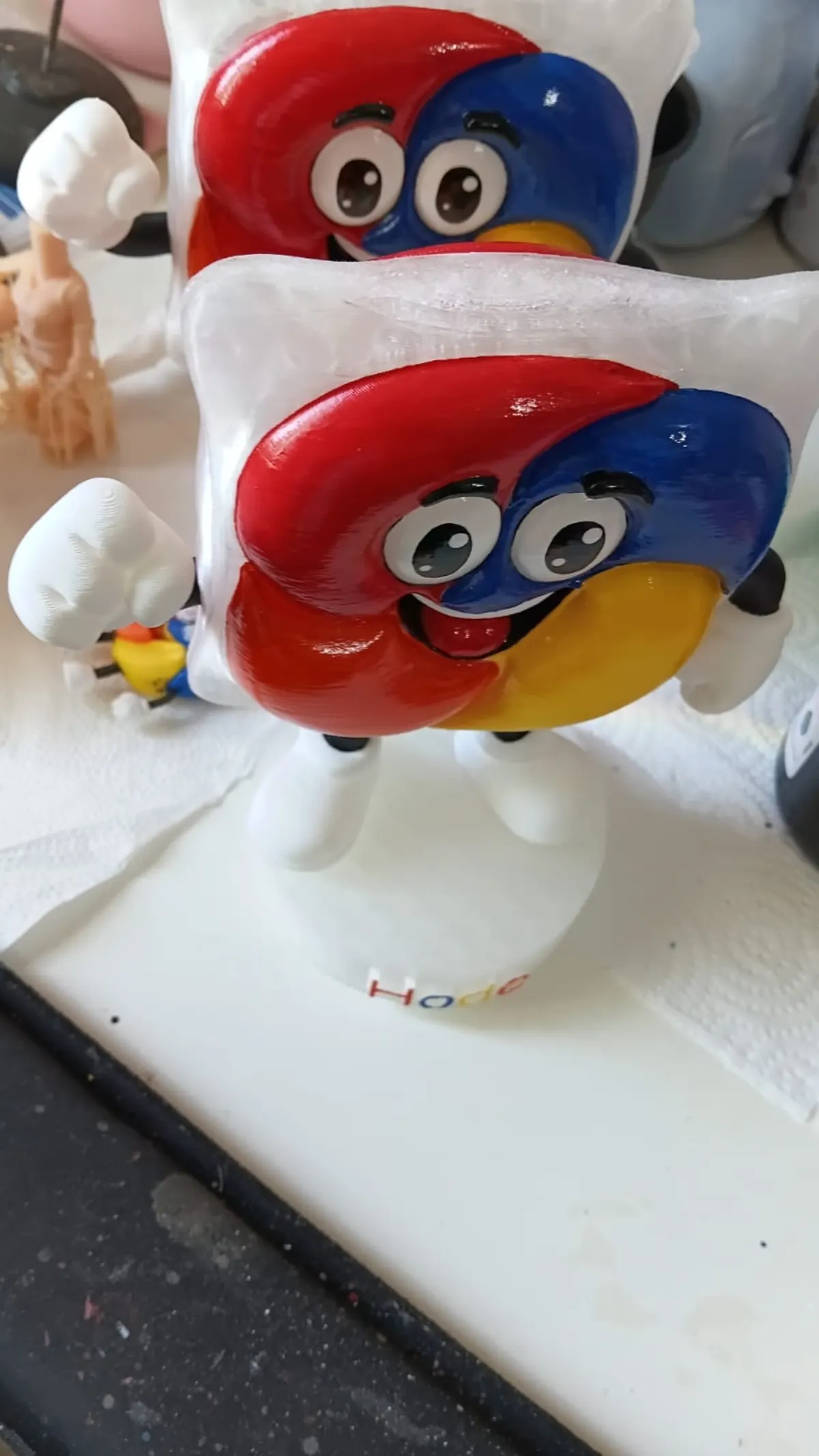 Detalhe de acabamento de personagem personalizado em impressão 3D